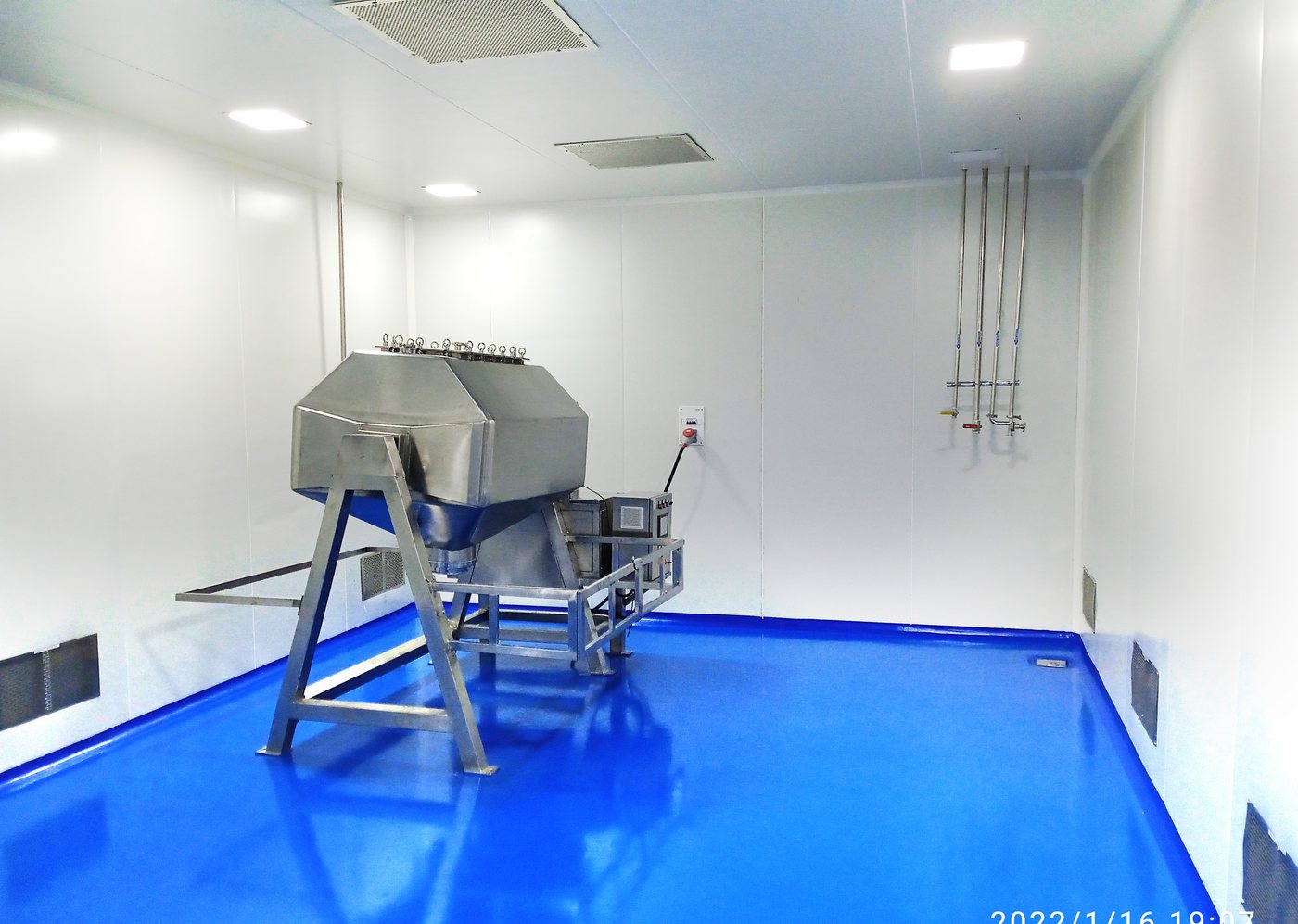 Octagonal blender for uniform powder mixing